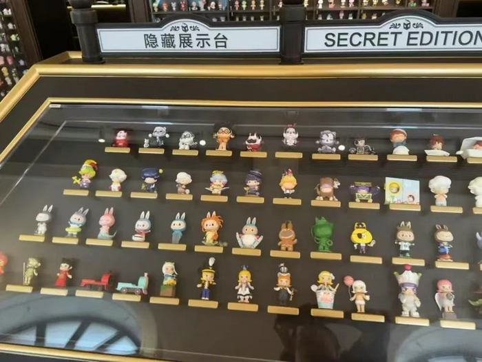 位于北京的泡泡玛特城市乐园中的隐藏款展示。新华社记者 郭宇靖 摄