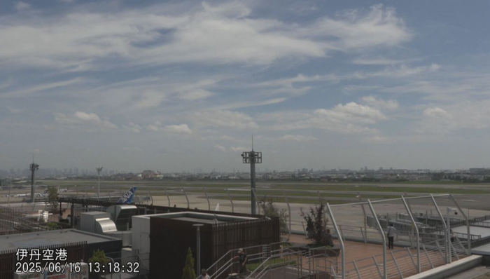 日本大阪伊丹机场当地时间16日13时18分的监控摄像头画面