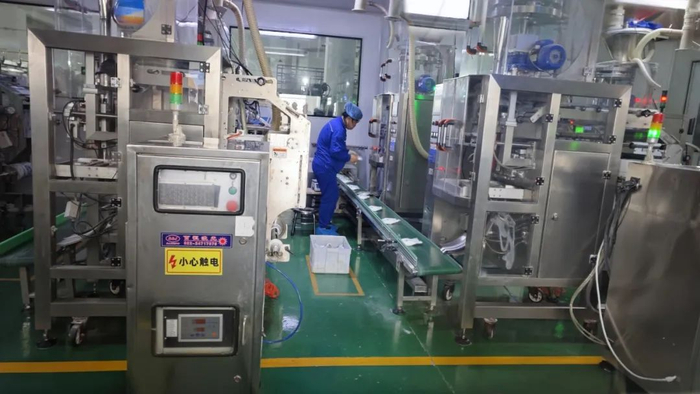 图为制盐工厂自动化生产车间。