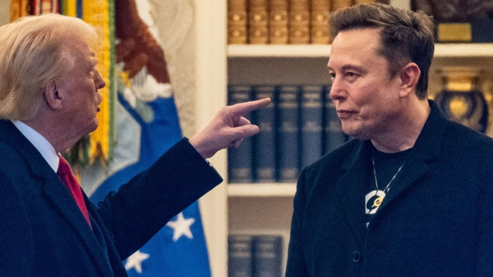 当地时间2025年3月14日，美国华盛顿，美国总统特朗普和埃隆·马斯克（右）在白宫椭圆形办公室交谈。