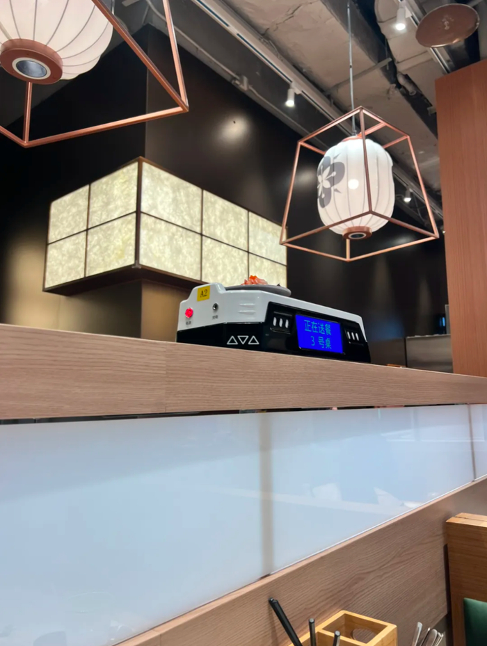 平禄寿司的传送小车距离台面60多厘米。图/讲述者提供
