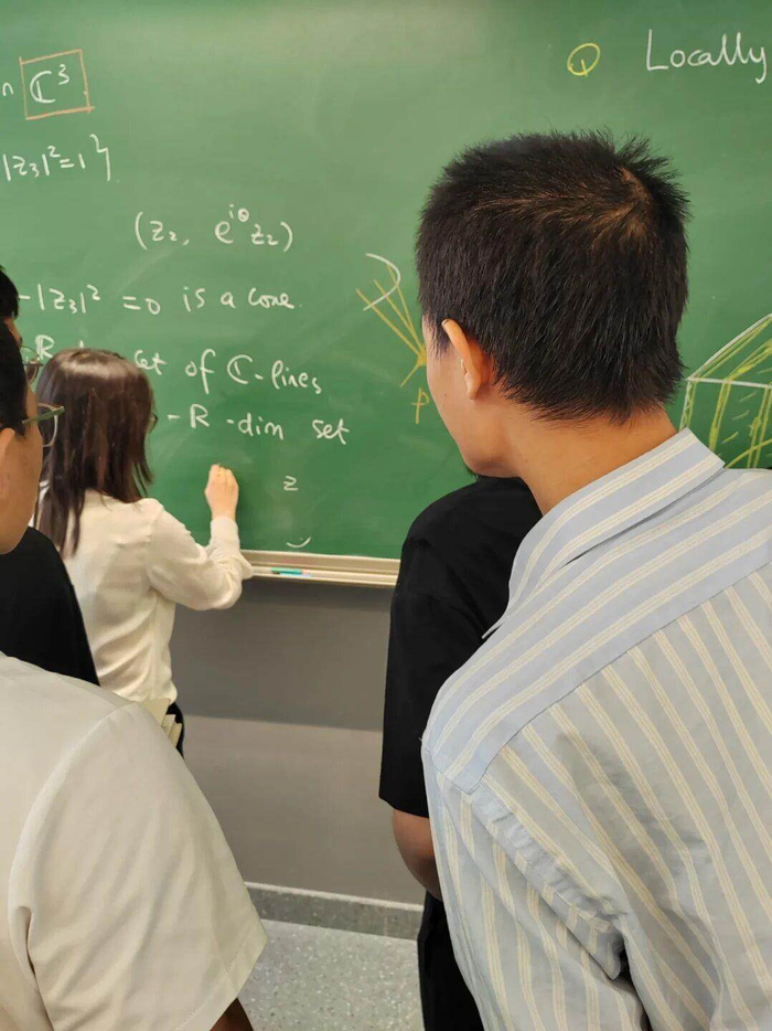 韦东奕开通社交账号后再露面,与34岁教授王虹同框讨论数学问题|王虹|韦东奕|数学