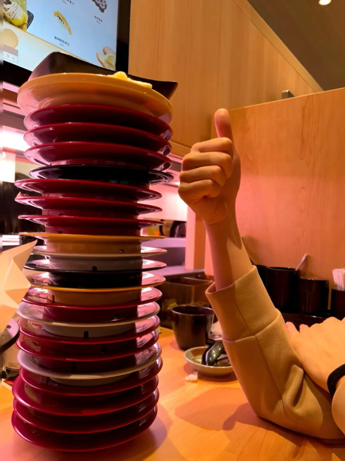 Mary一人创造的盘子高塔。图/讲述者提供