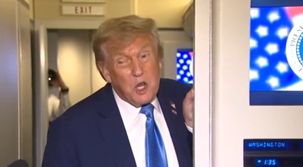 特朗普在“空军一号”上接受媒体采访。 视频截图