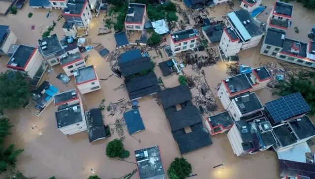 怀集县村庄被洪水围困的航拍画面。图片来源：西江日报社“肇庆头条”，肇庆市融媒体中心记者刘春林摄