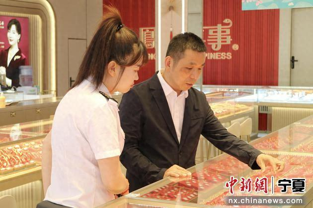 工作中的董志芳（右）。石羽佳 摄