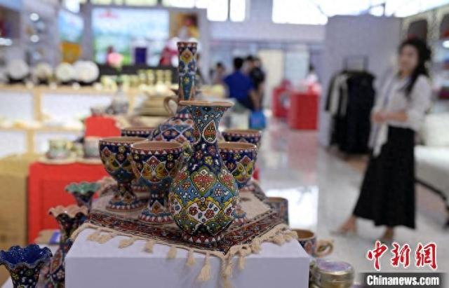 6月16日，2025年中国·廊坊国际经济贸易洽谈会展览展示活动现场的伊朗商品展位。 中新网记者 翟羽佳 摄