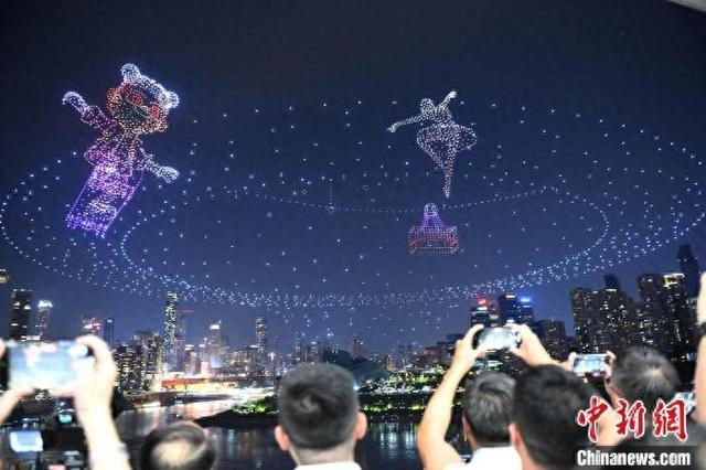 6月17日晚,“魅力重庆”无人机灯光秀在重庆上演。中新社记者 周毅 摄