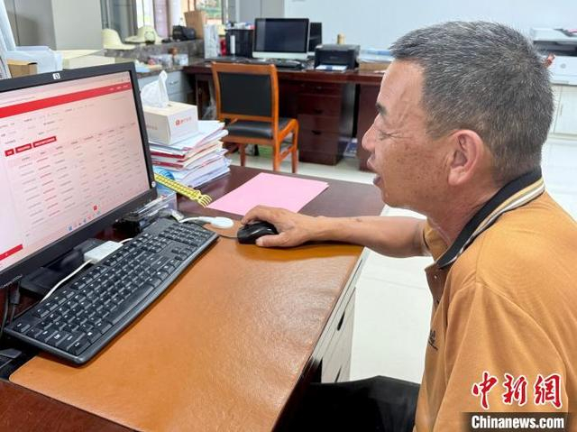 6月18日，后陈村村民查看该村的财务支出情况。徐张露 摄