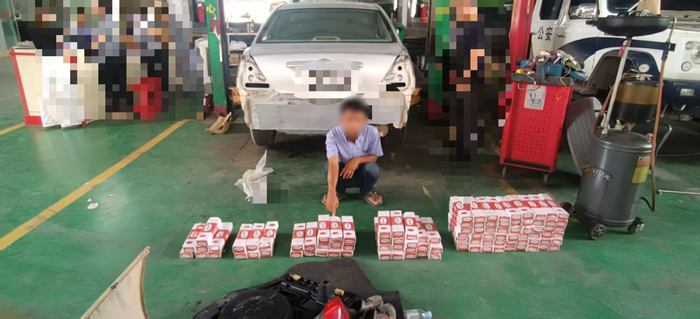 边检站民警查获的98条涉走私香烟。  图源：瑞丽边检