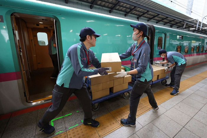 当地时间2025年6月10日，日本东京，政府储备大米通过新干线运抵东京站，卸货后准备分发。