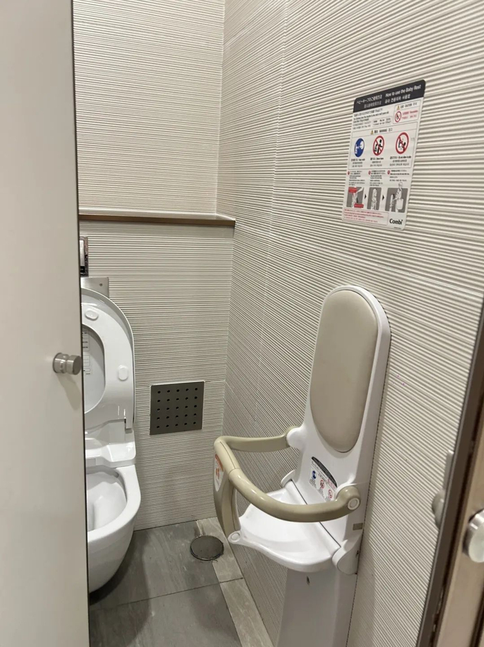 有商场在女厕隔间配备婴儿座椅