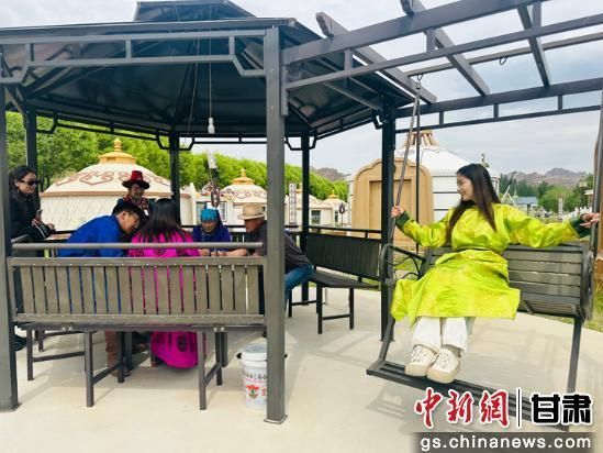 图为游客在“喀尔喀” 蒙古民俗风情体验区休闲畅聊。 魏建军 摄