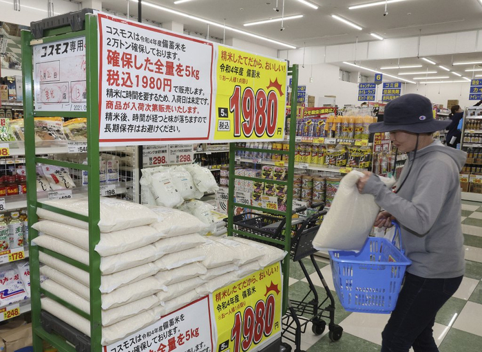 当地时间2025年6月4日，日本福冈县福冈市博多区，展示的日本政府储备米在商店出售。