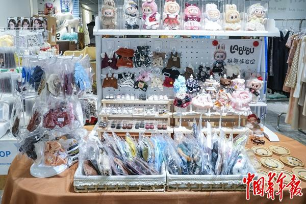 王杰的娃衣换装体验馆展示的娃衣、配件等。中青报·中青网见习记者 陈宇龙/摄