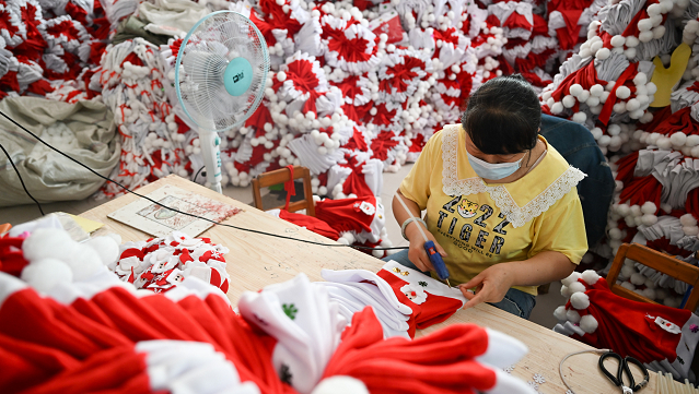 图为义乌商家忙于生产圣诞帽 视觉中国图