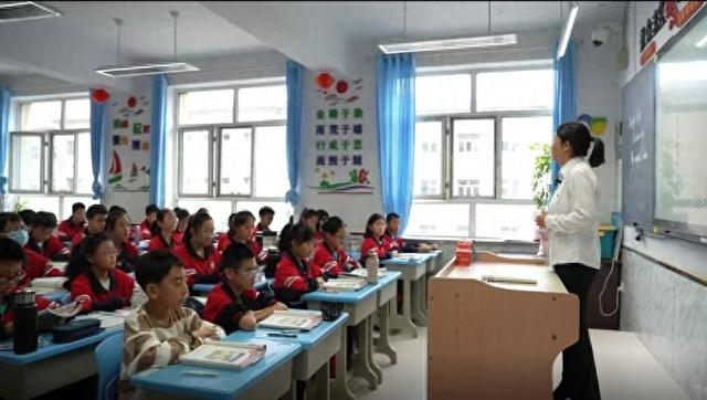 兴和县小学课堂上孩子们学习国家通用语言文字。（资料图）