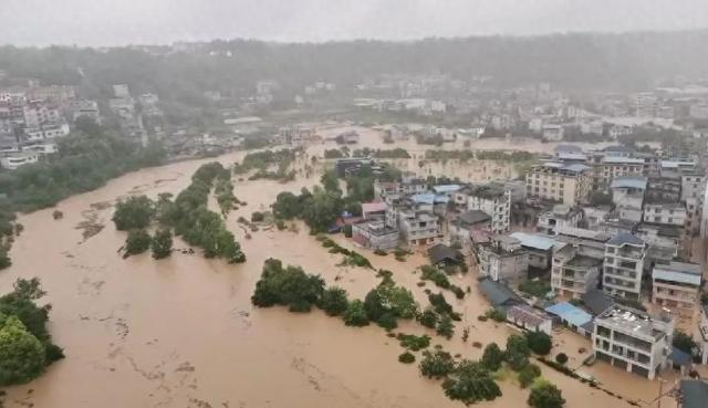 县城区果利河段洪水泛滥。微信公众号“我是龙山”图