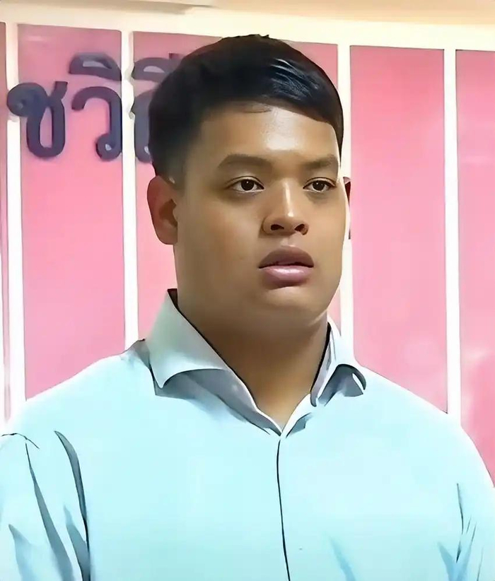 20岁泰国王子提帮功首次公务:面对少女跪拜不敢正眼看,呆萌可爱