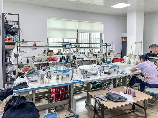 艾迪（化名）在广州用一周时间组建的娃衣厂。受访者供图