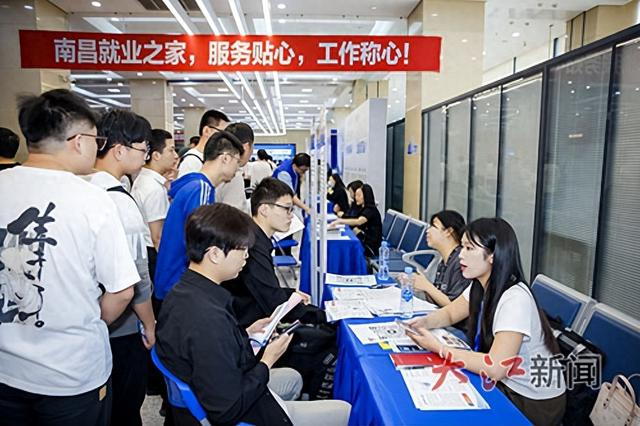 南昌市2025年初夏综合人才招聘大会吸引了众多求职者。江西省人力资源和社会保障厅供图