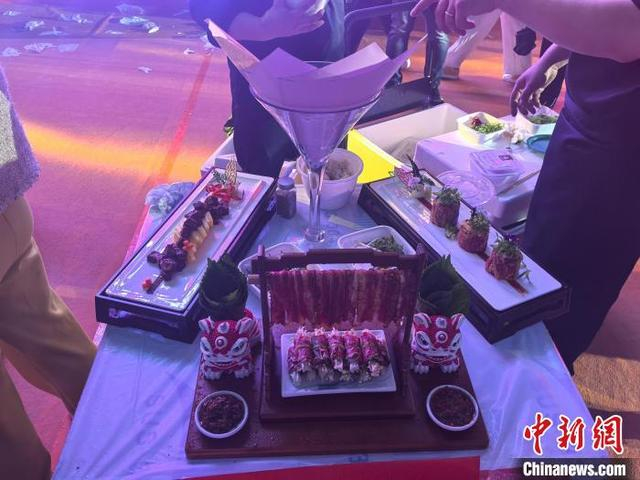 烤肉美食节上域内外代表队展现烤肉技艺风采 史轶夫 摄