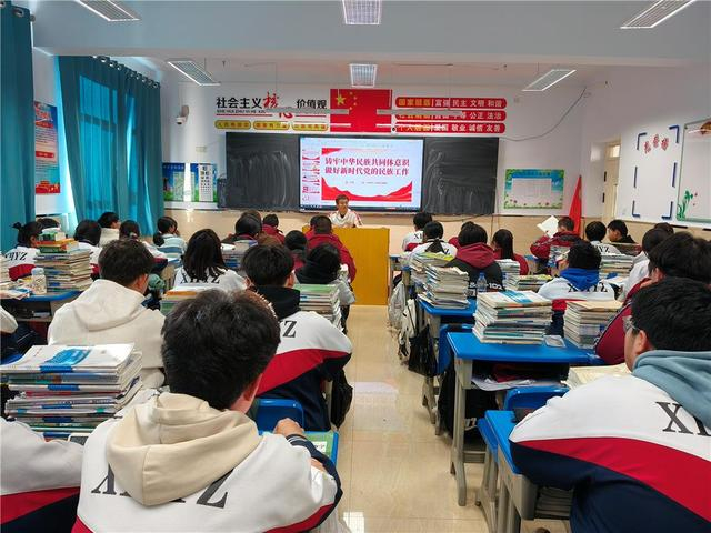 给孩子们讲解铸牢中华民族共同体意识方面的知识。（资料图）