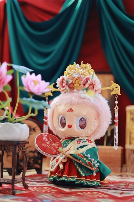 一名娃衣师手工制作的LABUBU中式婚服。受访者供图