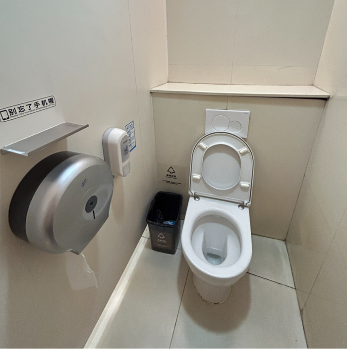 记者走访，不少商圈女性卫生间内的坐厕占比较大