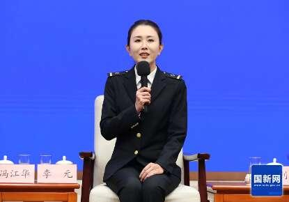 中国铁路广州局集团公司深圳北站“迎春花”服务队队长李元。徐想/摄