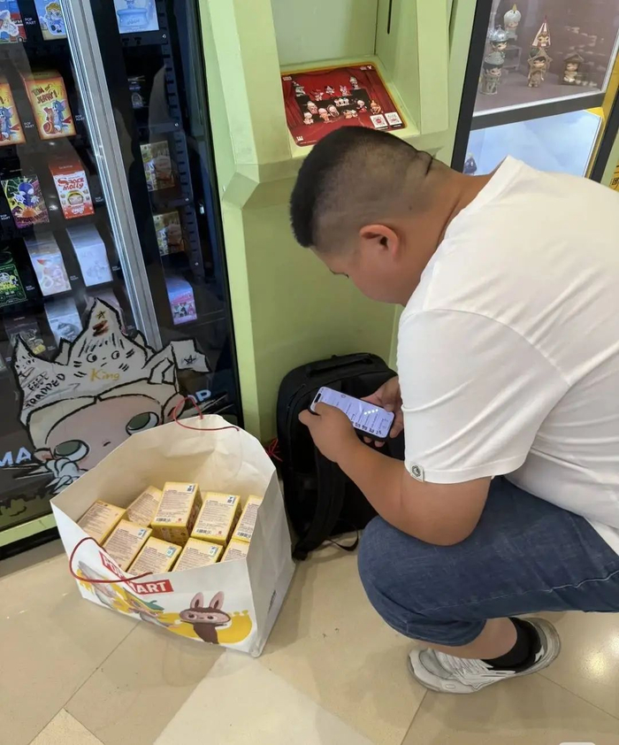 成都滨江天街售卖机前的购买者
