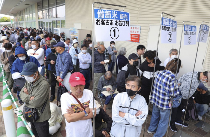 当地时间2025年6月2日，日本爱知县名古屋市热田区，民众排队在等候AEON商店开门，购买日本政府储备的大米。