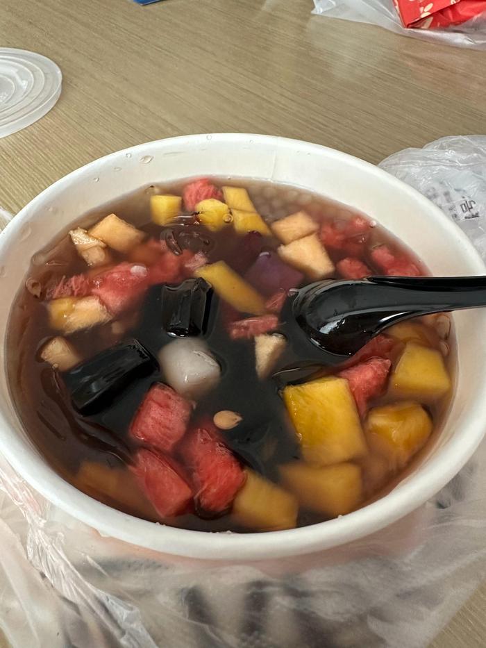 男子宿醉头痛难忍仍赴约
