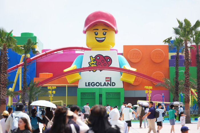 2025年6月14日正处于内部测试及试运行阶段的上海乐高乐园，7月5日将正式开园。视觉中国 图