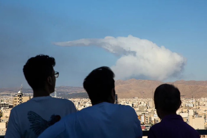当地时间2025年6月18日，以色列空袭德黑兰，爆炸现场浓烟滚滚。视觉中国 图
