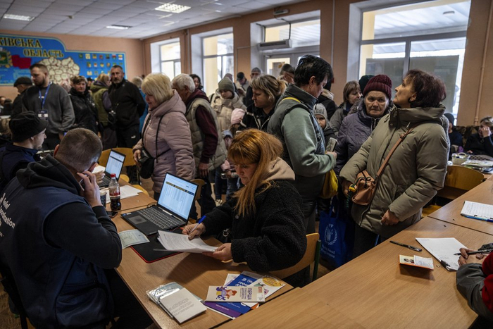 当地时间2025年4月7日，乌克兰哈尔科夫，来自乌克兰东部不同战线的流离失所者在过渡中心接受人道援助并办理相关手续。