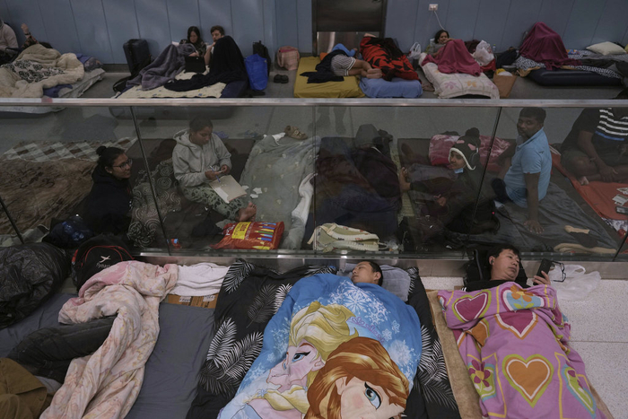 当地时间2025年6月17日，以色列特拉维夫，民众在地铁站内躲避伊朗导弹袭击。