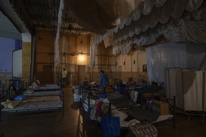 当地时间2025年6月5日，乌克兰巴夫洛赫拉德，因持续战争流离失所的乌克兰人在临时安置中心等待迁往安全地点。