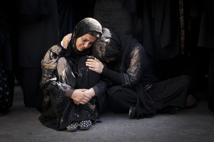 当地时间2025年6月16日，伊朗中部霍拉马巴德，伊朗民众参加在以色列空袭中丧生的军事人员的葬礼。