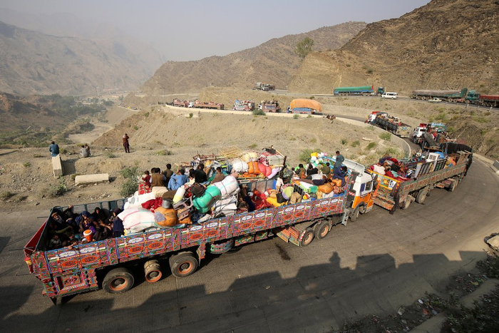 当地时间2025年4月23日，巴基斯坦托尔哈姆附近，载有阿富汗难民及其随身物品的卡车驶过巴阿边界。