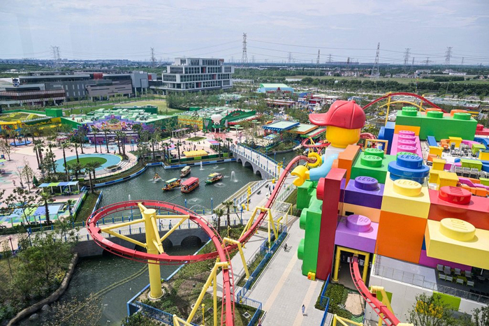 2025年6月20日，上海金山区，上海乐高乐园度假区全景。视觉中国 图