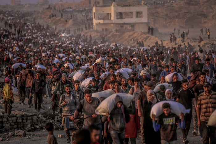 当地时间2025年6月17日，加沙城，加沙民众涌向物资分发中心领取救济粮。