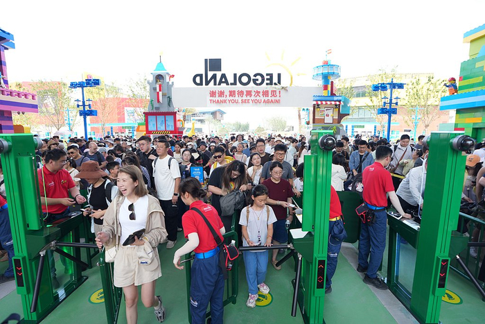2025年6月14日正处于内部测试及试运行阶段的上海乐高乐园，7月5日将正式开园。视觉中国 图