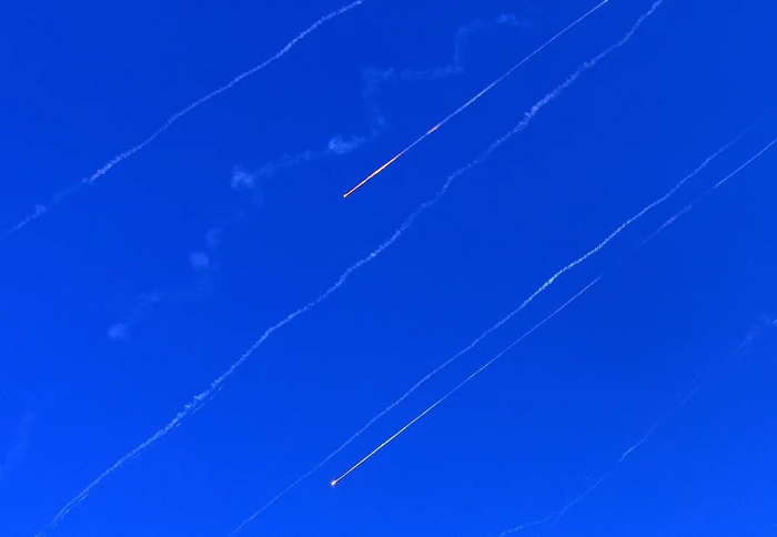 当地时间2025年6月19日，约旦河西岸，伊朗发射的导弹划过希伯伦上空。视觉中国 图