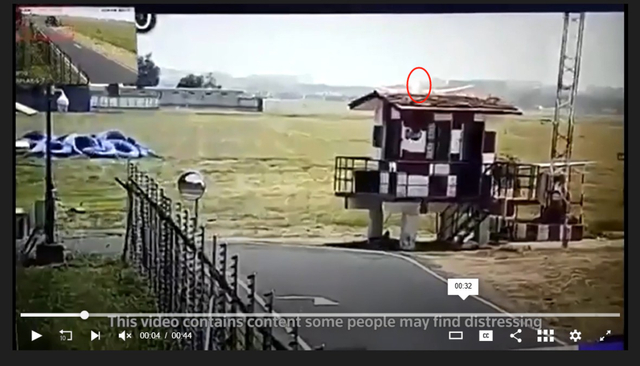 机场监控截图，该视频中飞机从4秒处已可见明显抬头，34秒处可见发生撞击。