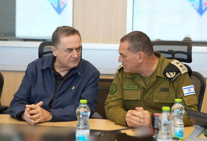 △当地时间6月20日，以国防部长卡茨（左）与以国防军总参谋长扎米尔及其他高级军官举行了军事评估会议。