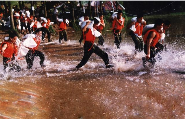 1998年抗洪现场资料图。荆州市委宣传部 供图