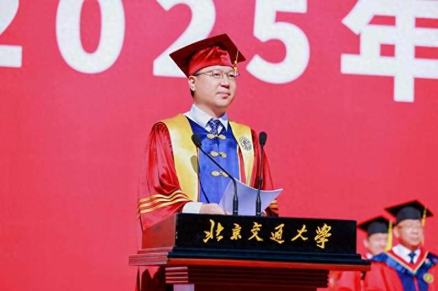 北京交通大学校长余祖俊在2025届毕业典礼上的讲话。（图片由北京交通大学提供）