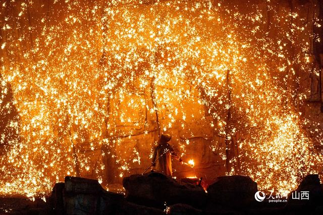 “铁树”银花落，万点星辰开。人民网 张超宁摄