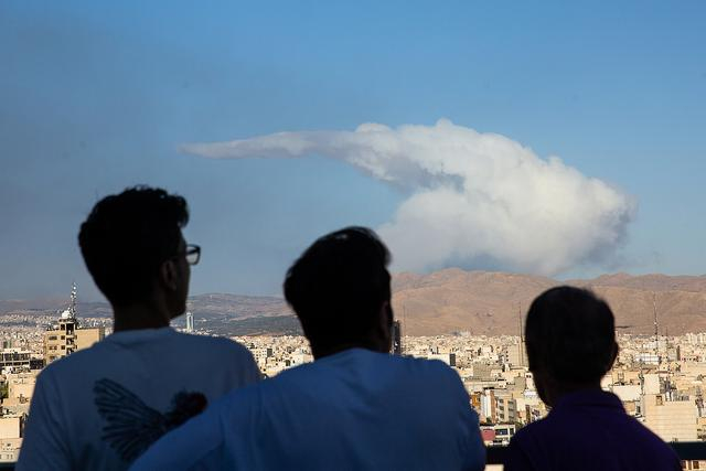 当地时间2025年6月18日，以色列空袭德黑兰，爆炸现场浓烟滚滚。视觉中国 图